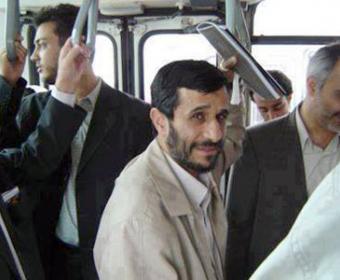 Махмуд Ахмединежат едет в автобусе