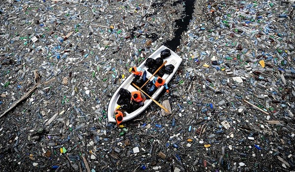 пластик в море